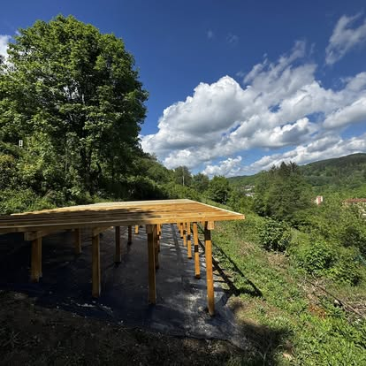 Dřevěná konstrukce s výhledem — průběh