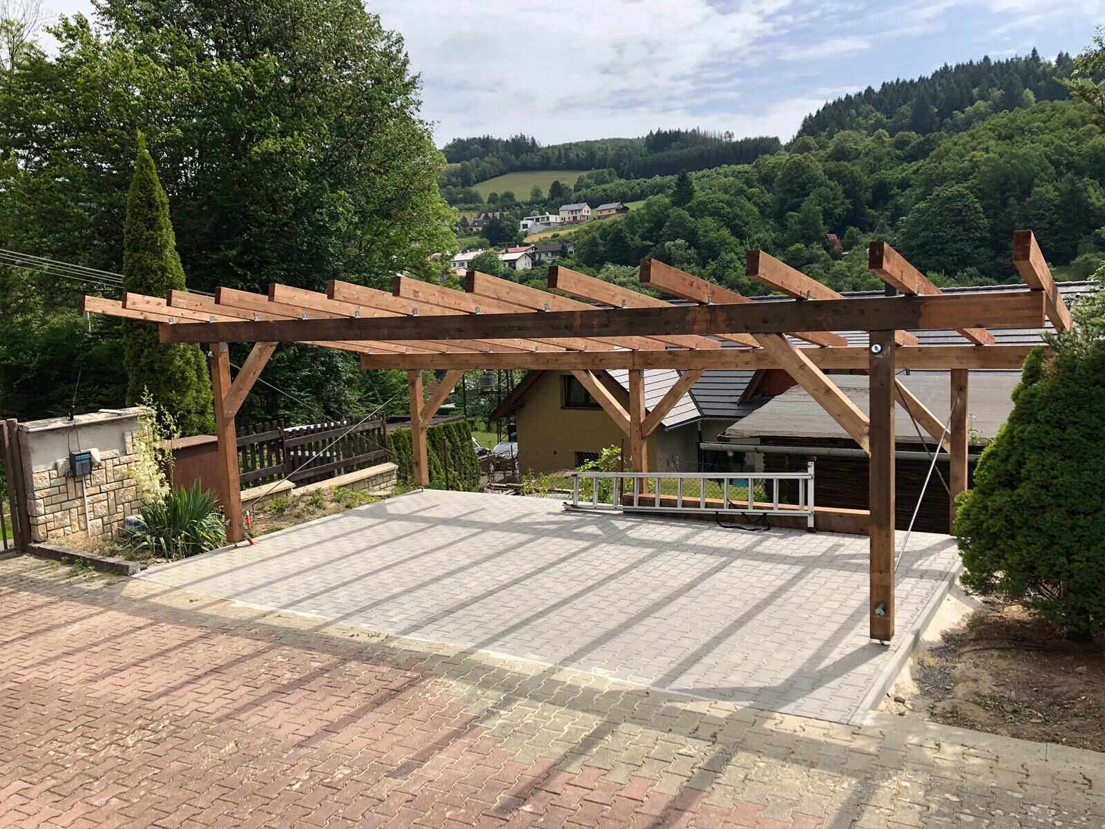 Garážové stání — realizace